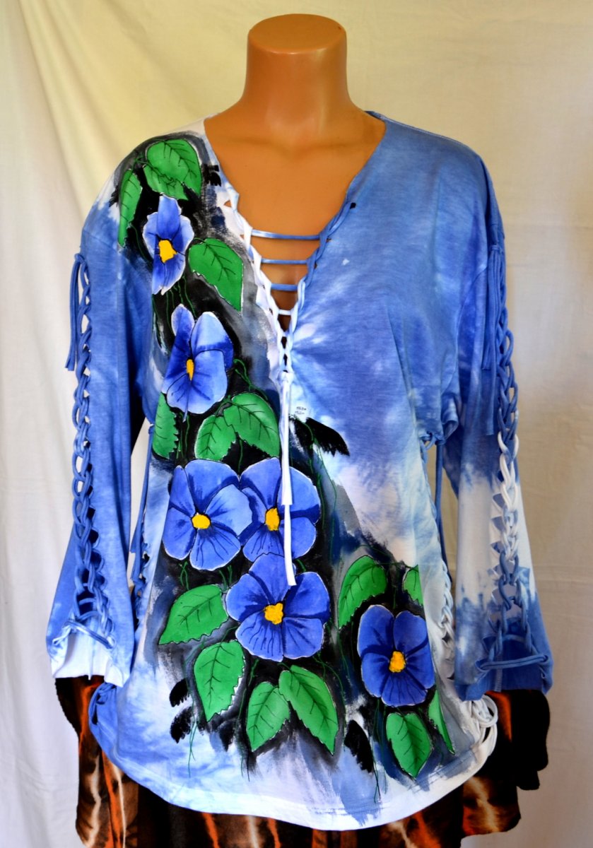 Modré tričko prostříhané s maceškami