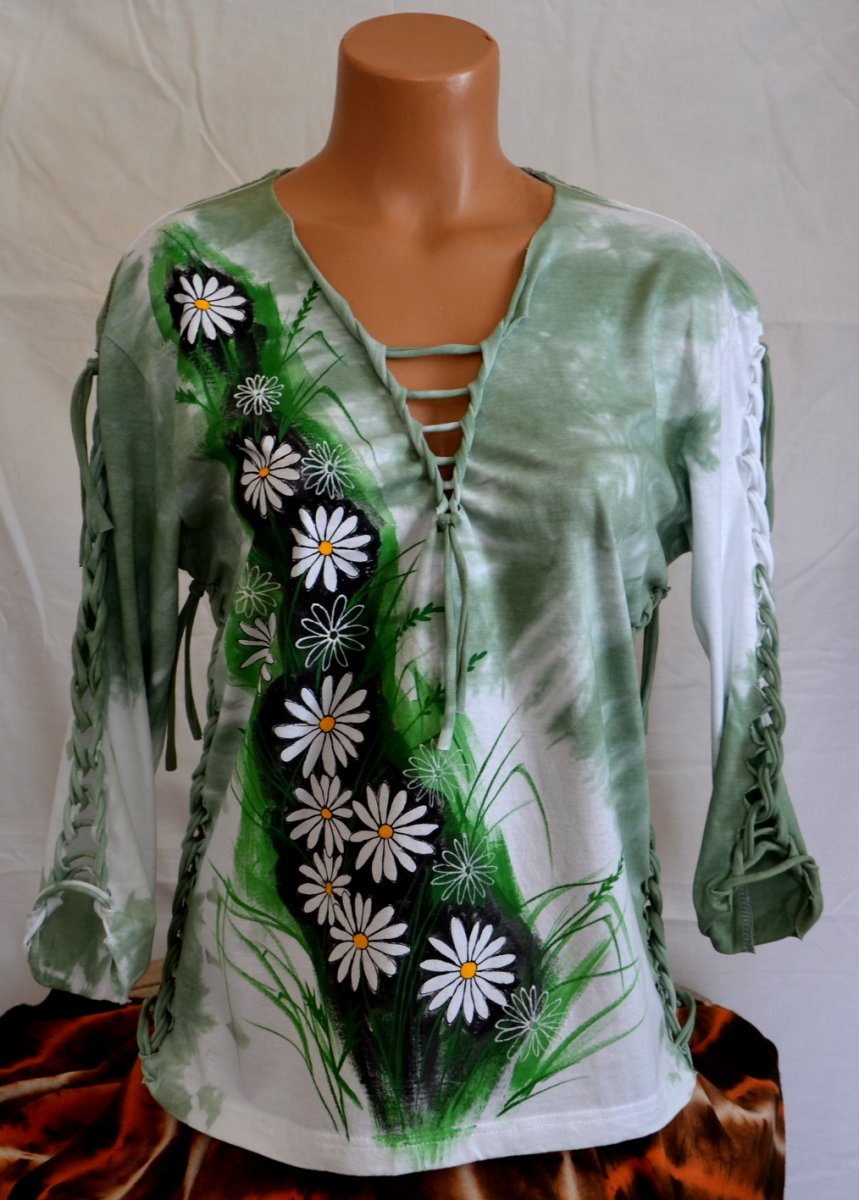 Zelené prostříhané tričko s kopretinami