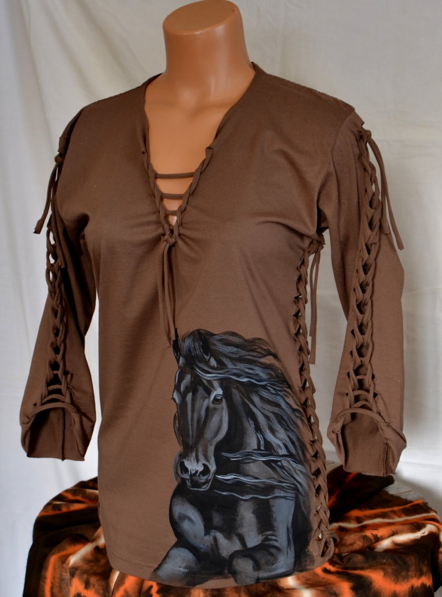 Hnědé prostříhané tričko s vraníkem