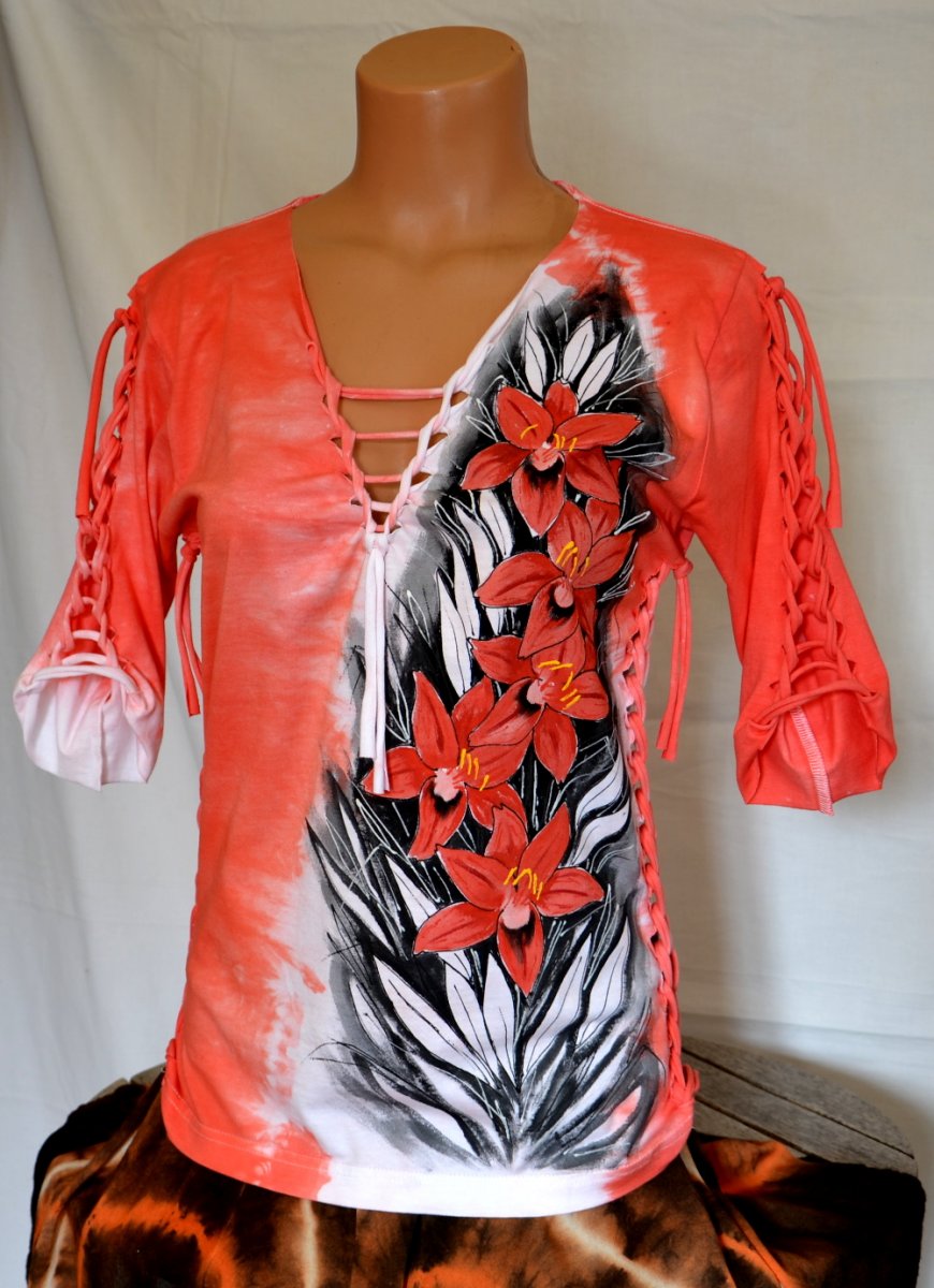 Červené tričko prostříhané s bílými květy