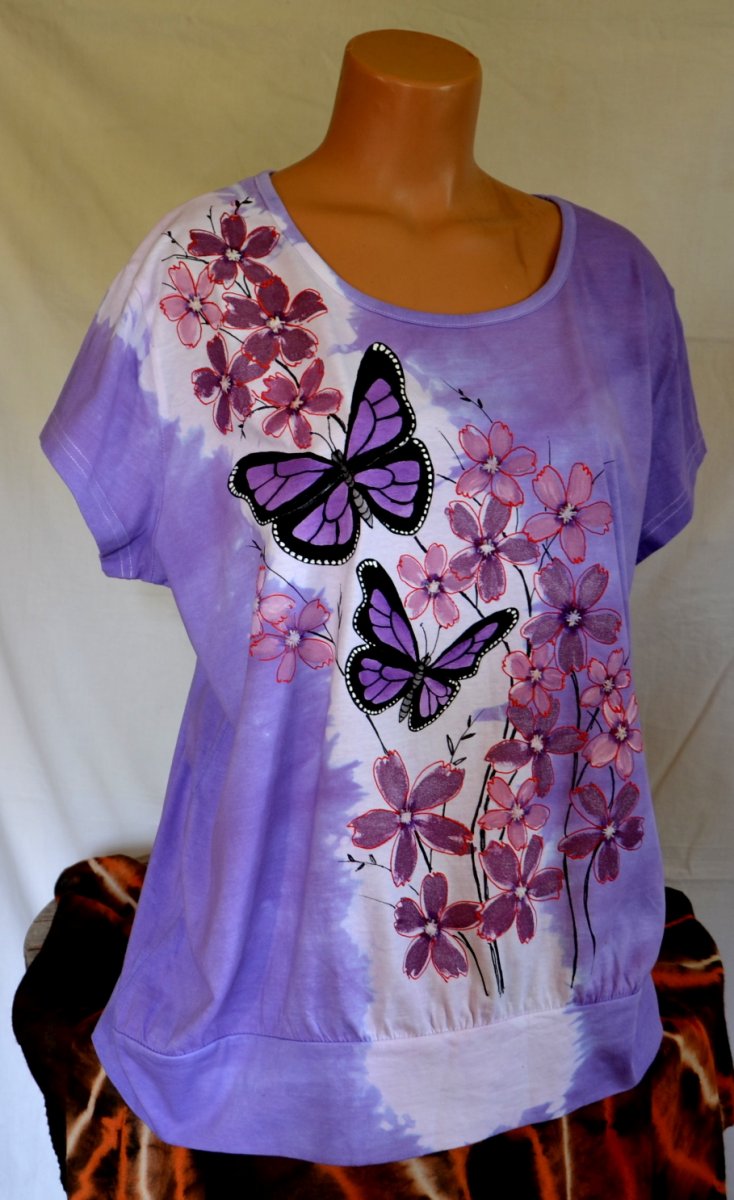 Fialové tričko s motýly