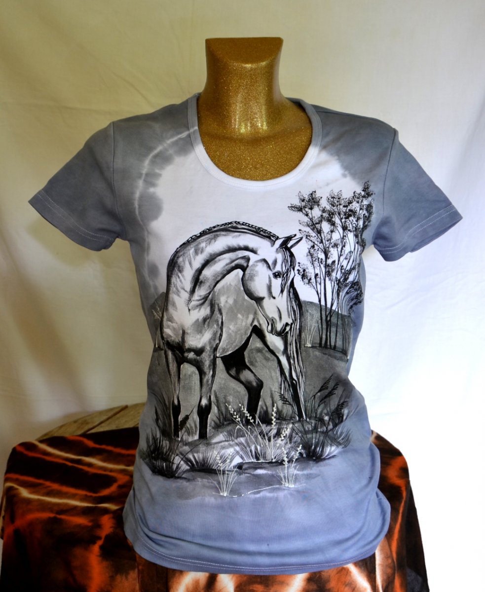 Šedé tričko s bílým koněm