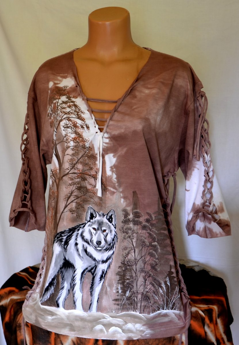 Hnědé prostříhané tričko s vlkem