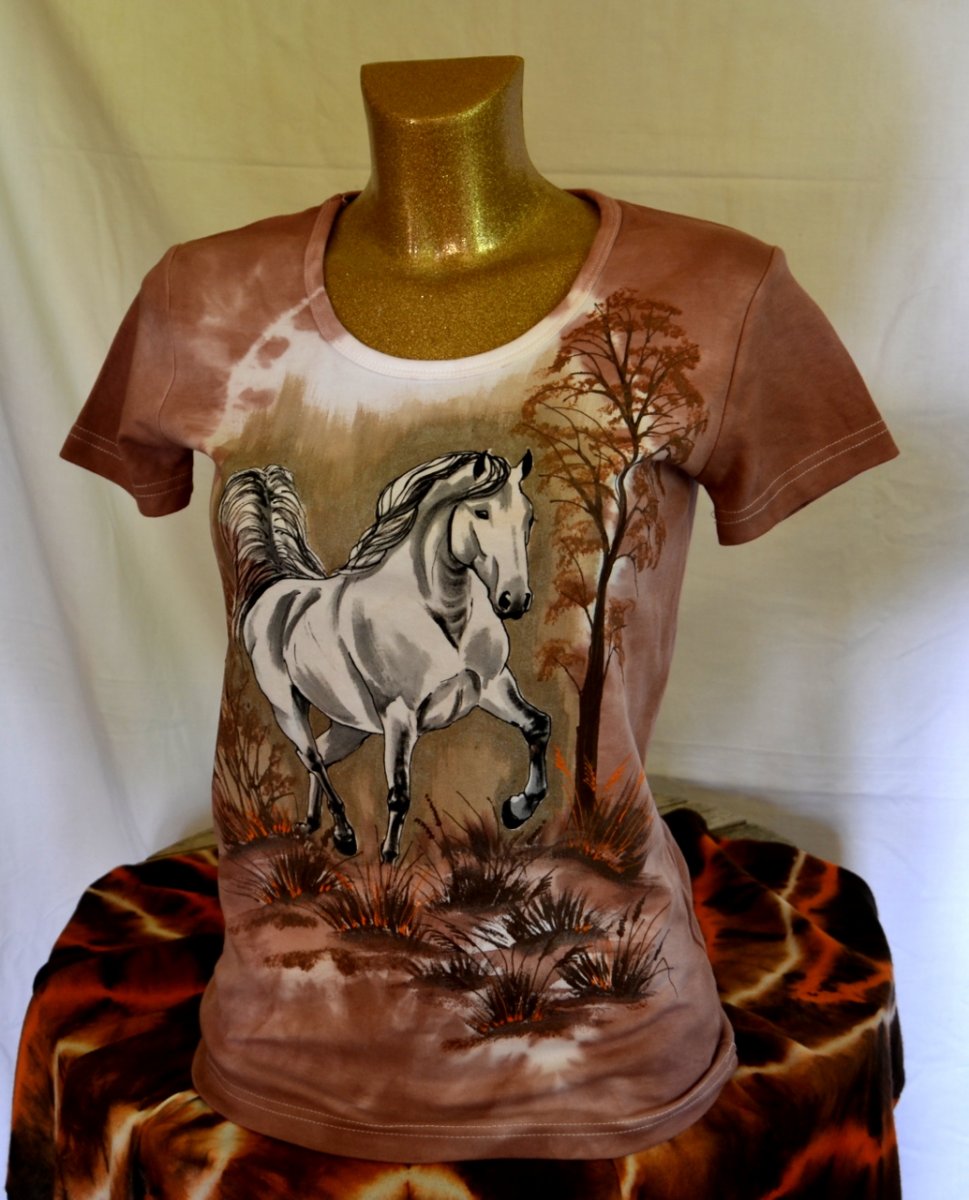Hnědé tričko s bílým koněm