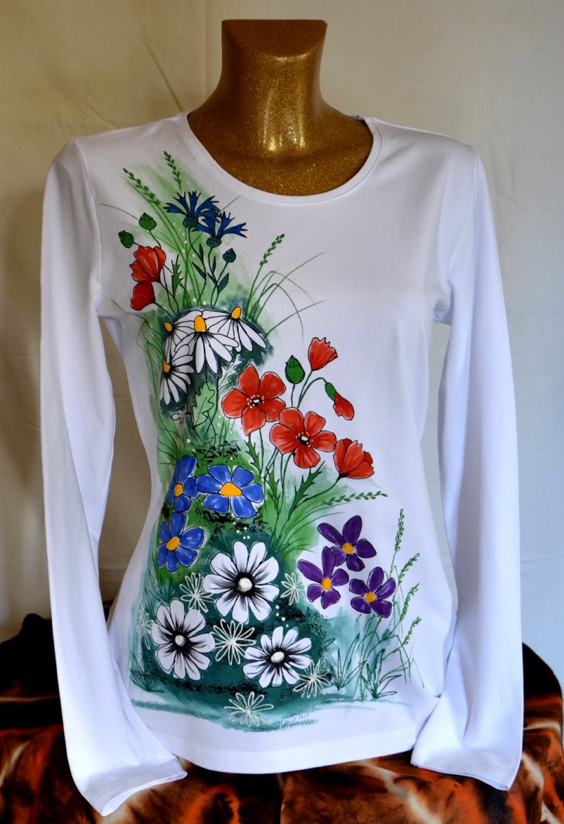 Bílé tričko s lučními květy