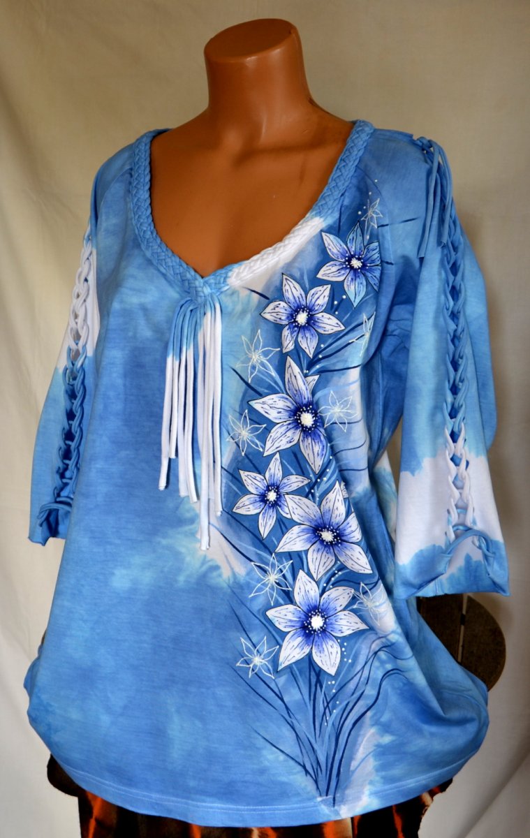 Modrá tunika s opleteným výstřihem a květy