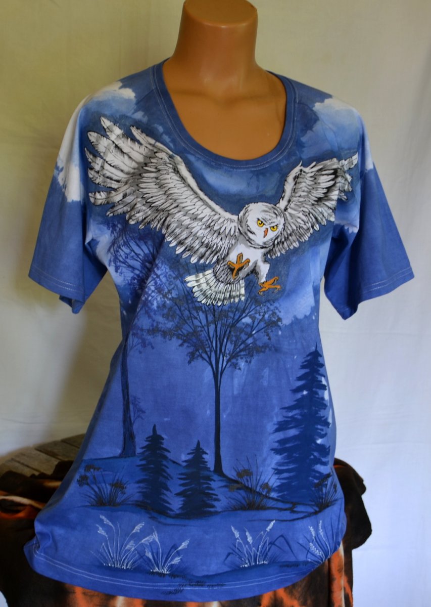 Modrá tunika s malbou sovy sněžné v krajině