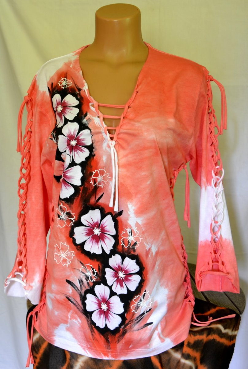 Červené prostříhané tričko s květinami