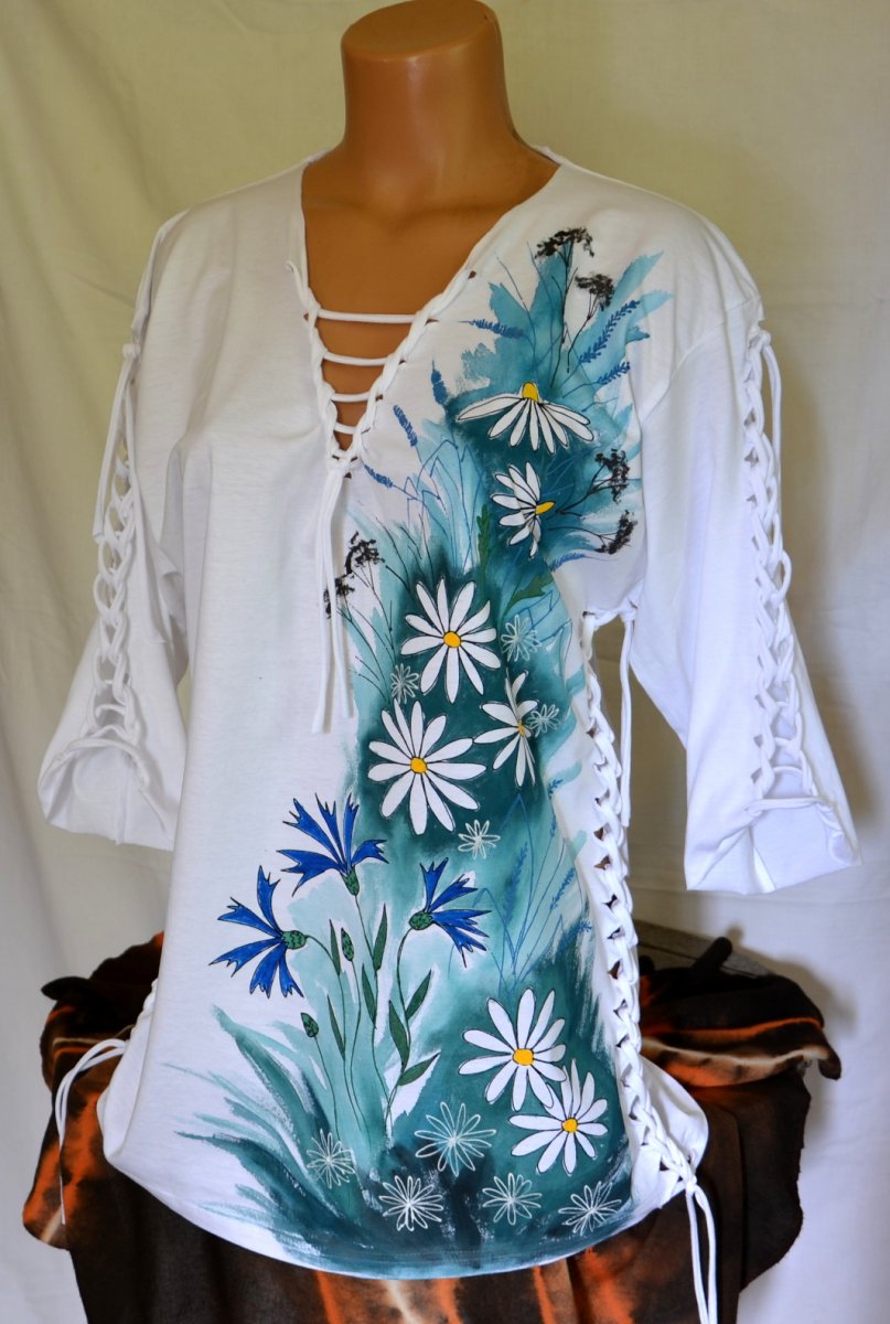 Bílé prostříhané tričko s kopretinami a chrpami