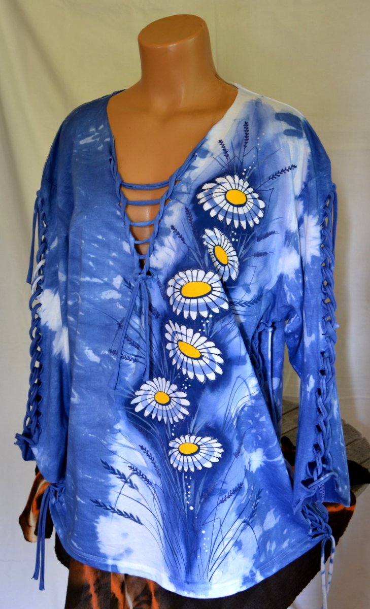 Modré prostříhané tričko s kopretinami