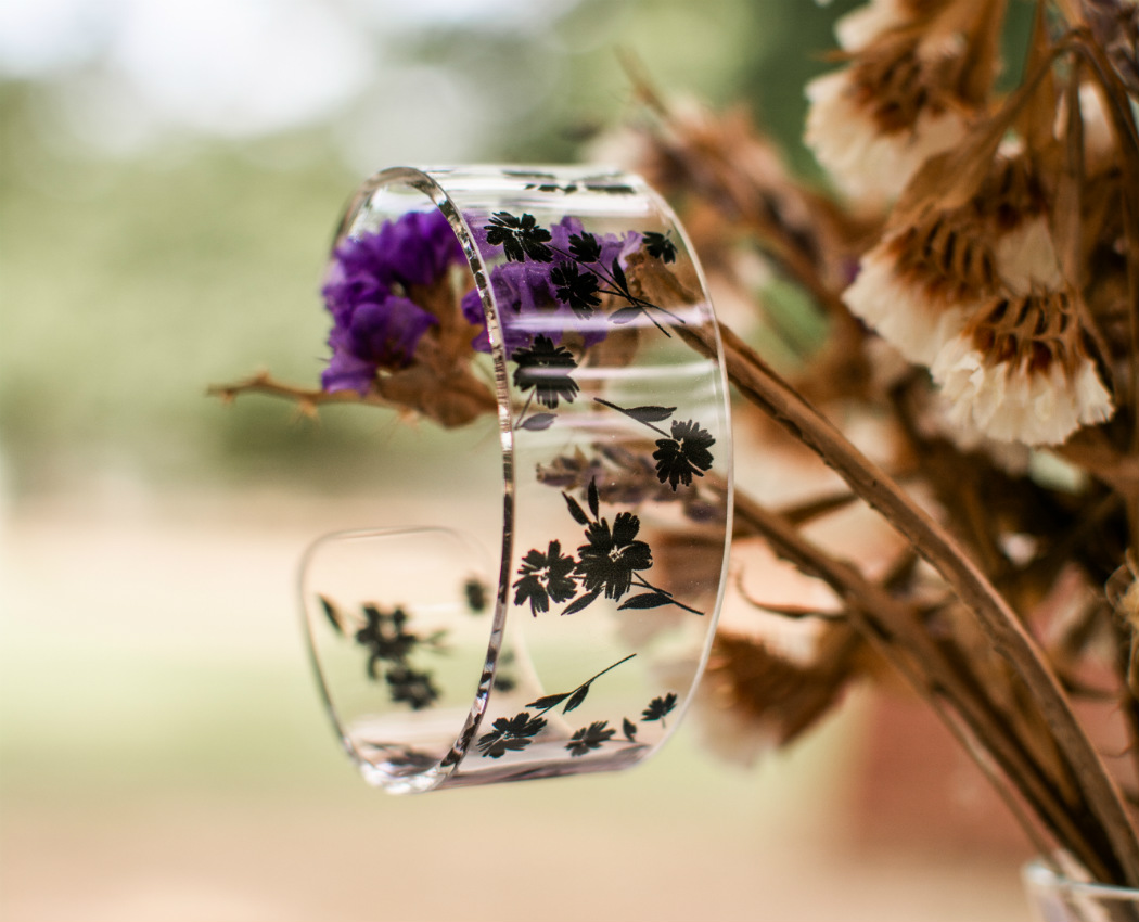 Náramek Květiny černý