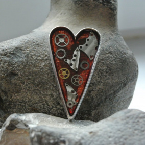 Steampunková brož - červeno šedé srdce