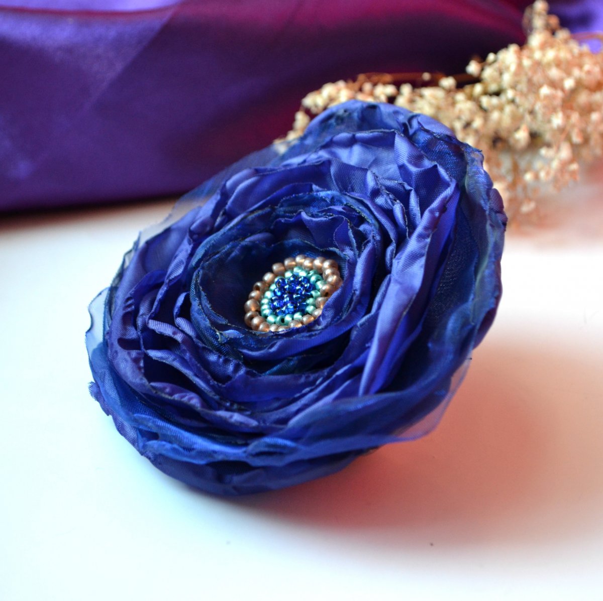 Brož i květ do vlasů Albína