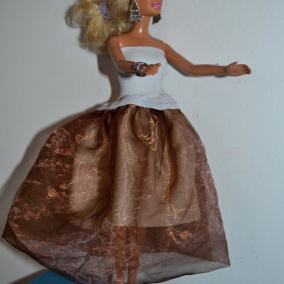 Společenské delší šaty na Barbie