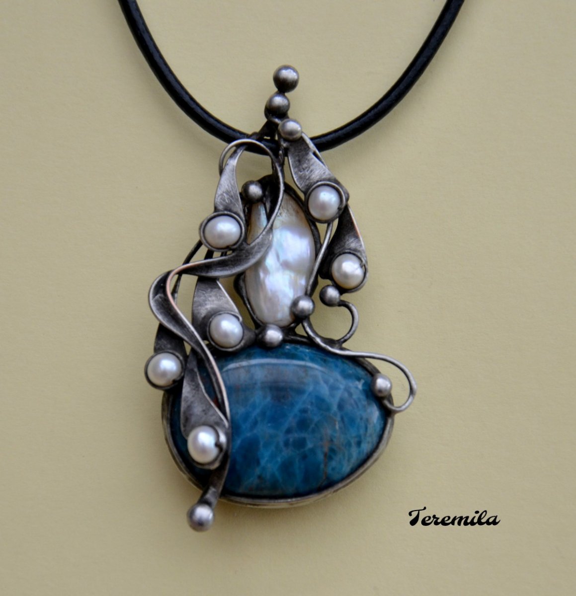 Z oceánu - apatit, perla