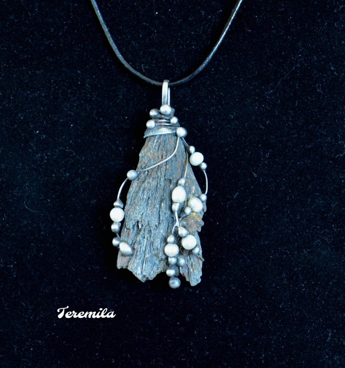 Rosa na kameni - kyanit, perla