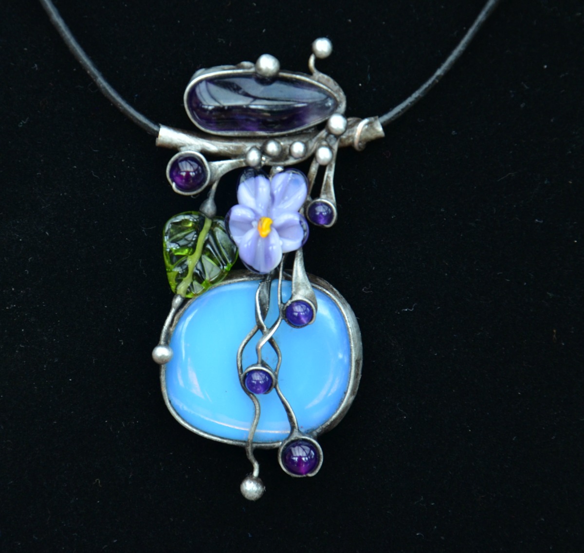 Fialka - opalit, vinutá perla