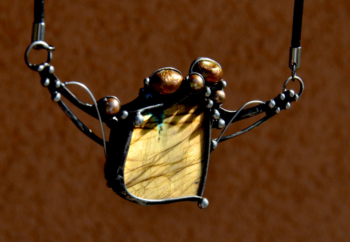 Ve zlatém - labradorit, perla