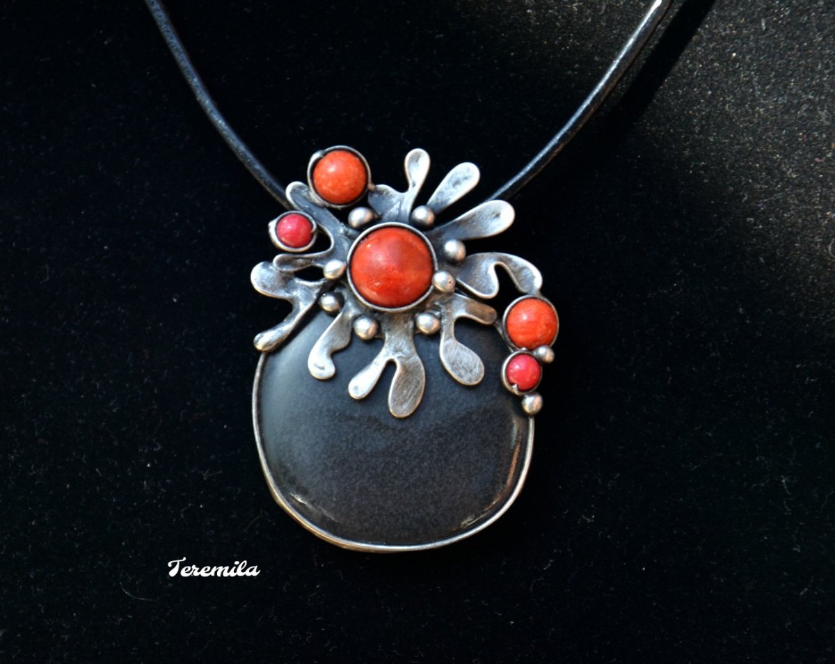 Černá a červená - láva, korál