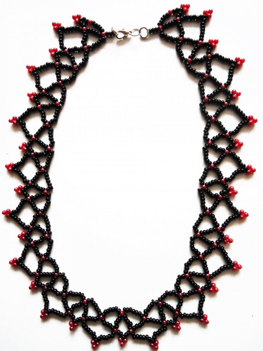 Červenočerný náhrdelník