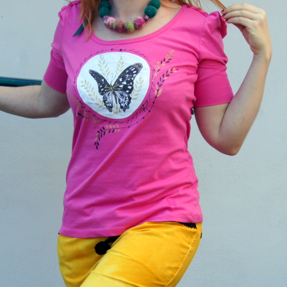 Malinové triko s textilní aplikací a malbou S-L