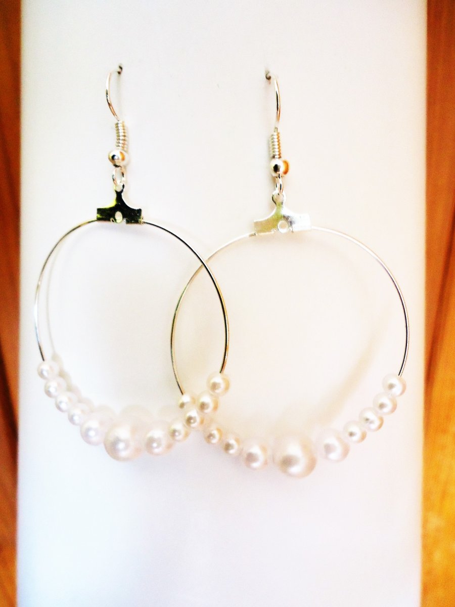 Bílé kruhové náušnice