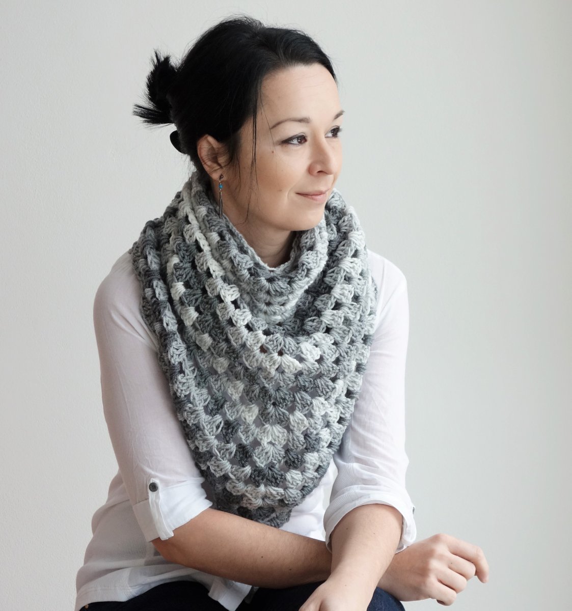 háčkovaná šatka Breeze šedá