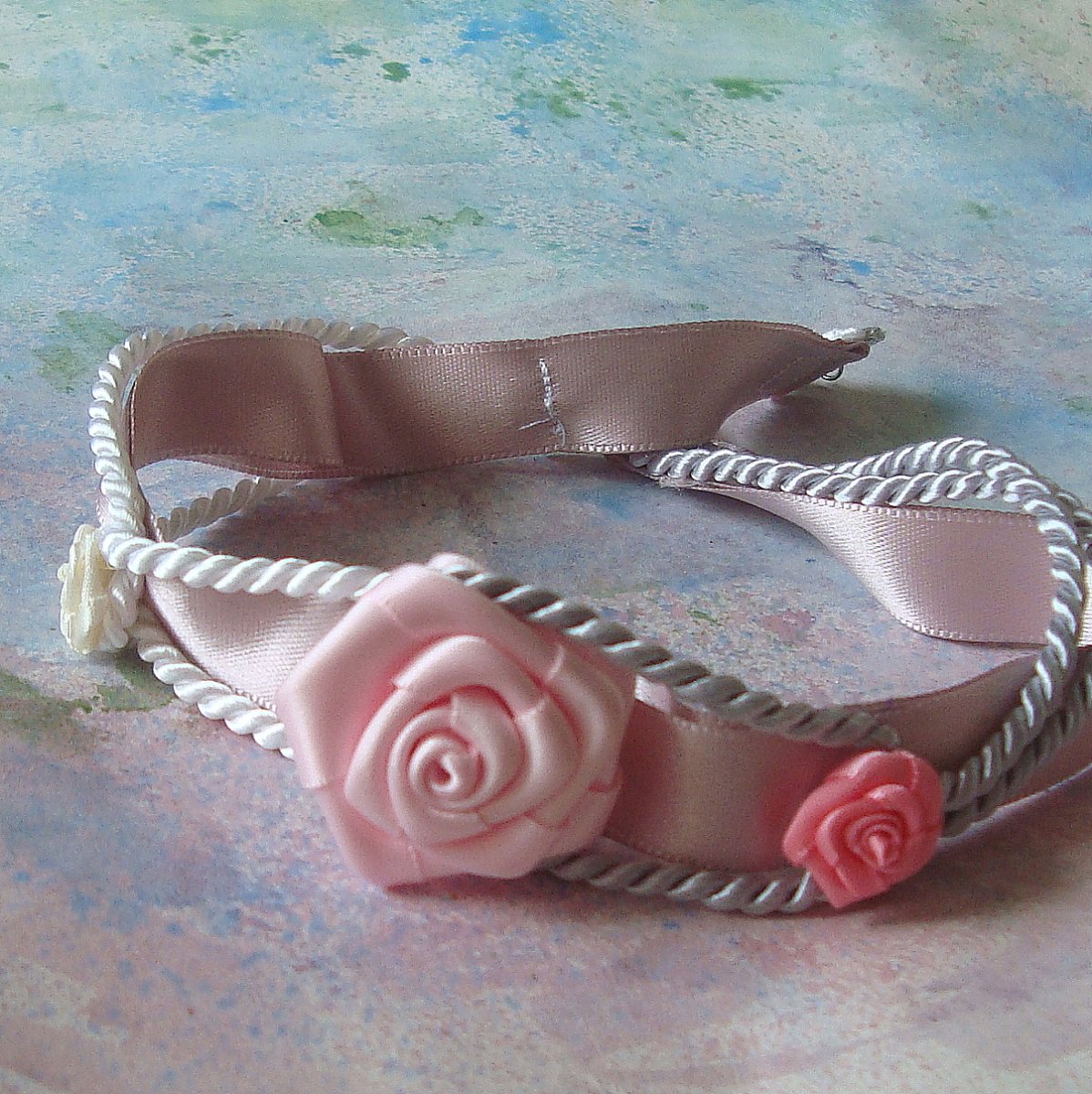 Obojek s růžovou růží