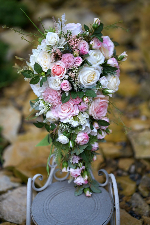 Svatební kytice převislá růžová