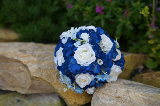 Svatební kytice z růží a hortenzií