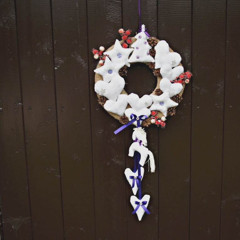 Vánoční věnec ze šitých ozdob