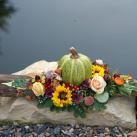 Podzimní dekorace s dýní a postavičkou