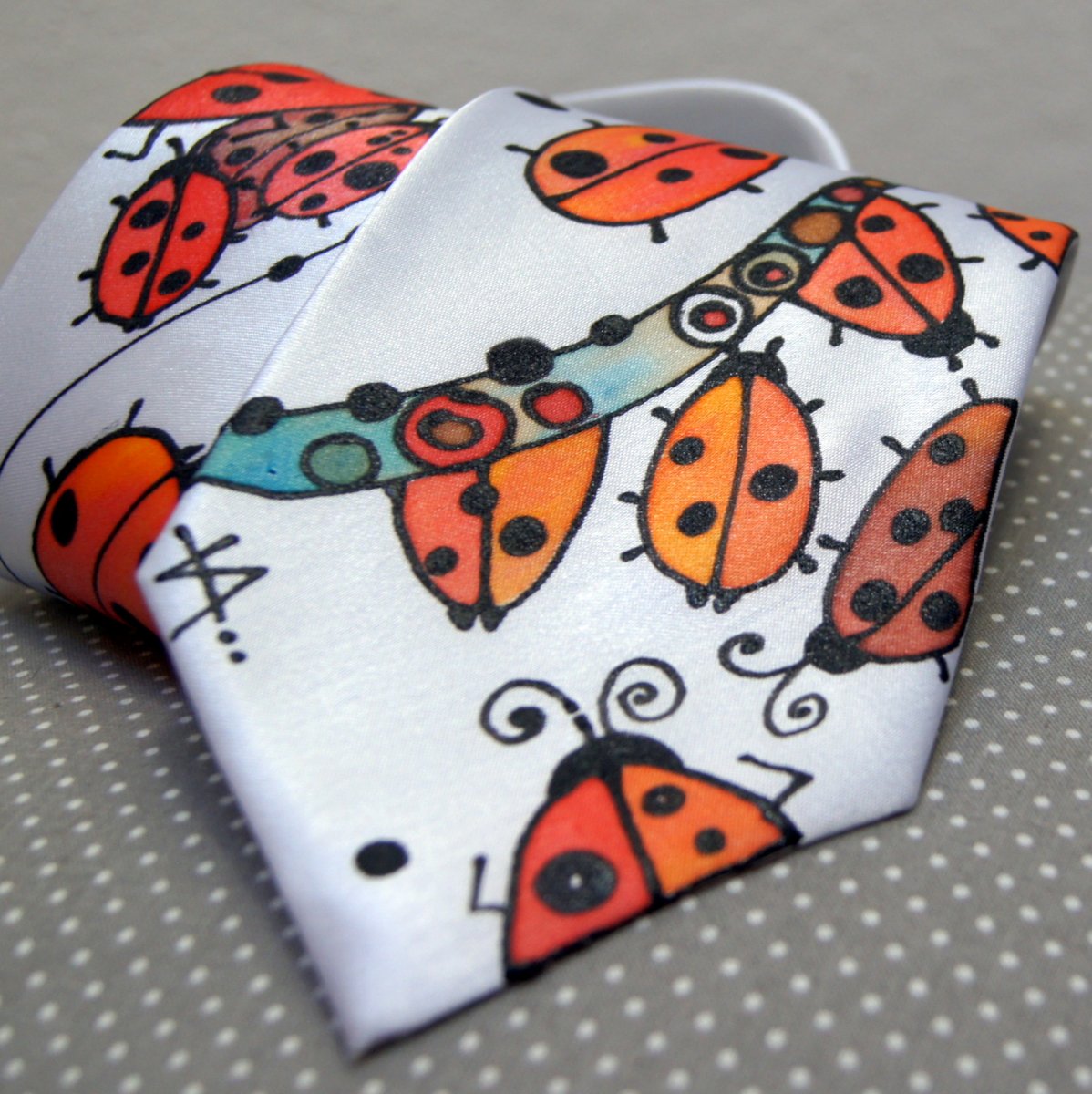 Malovaná kravata berušková