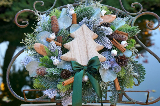 Věnec vánoční s dřevěným stromkem