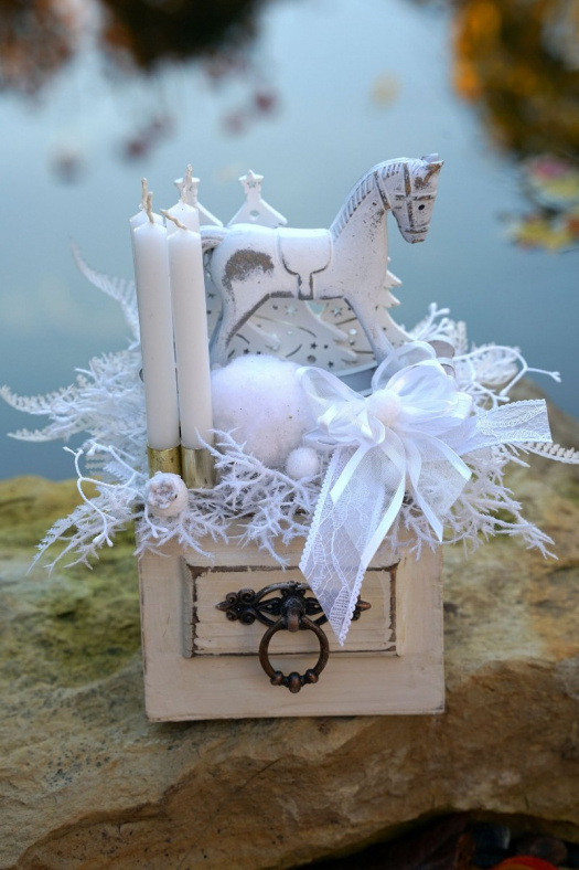 Adventní svícen v bílém šuplíčku