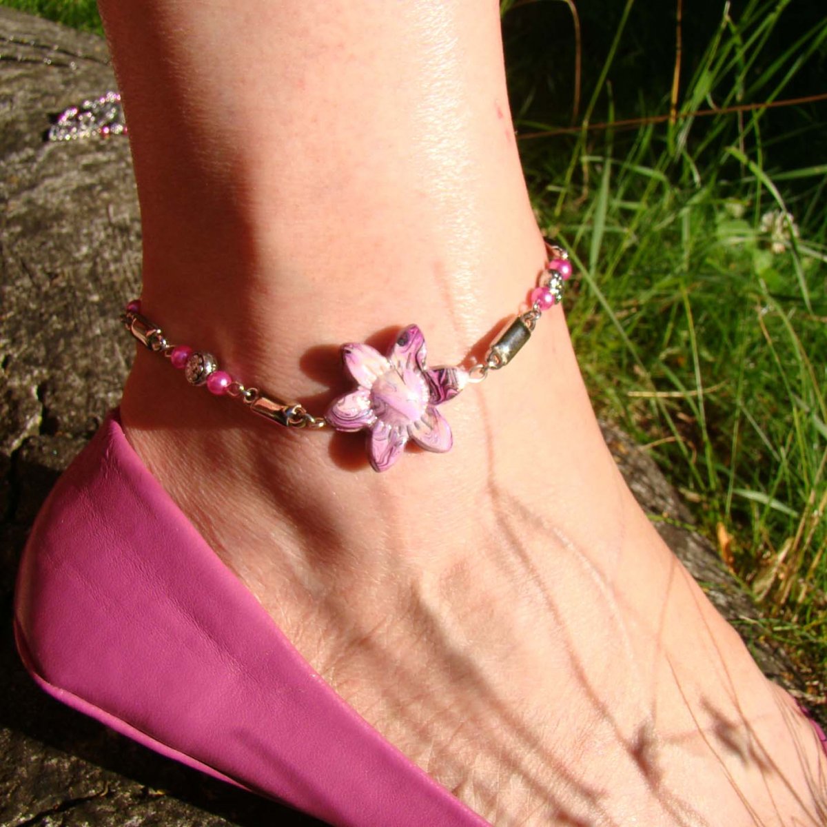  nákotník s růžovým květem