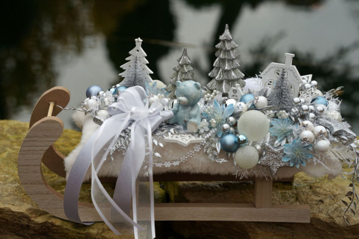 Vánoční sáňky v ledových odstínech