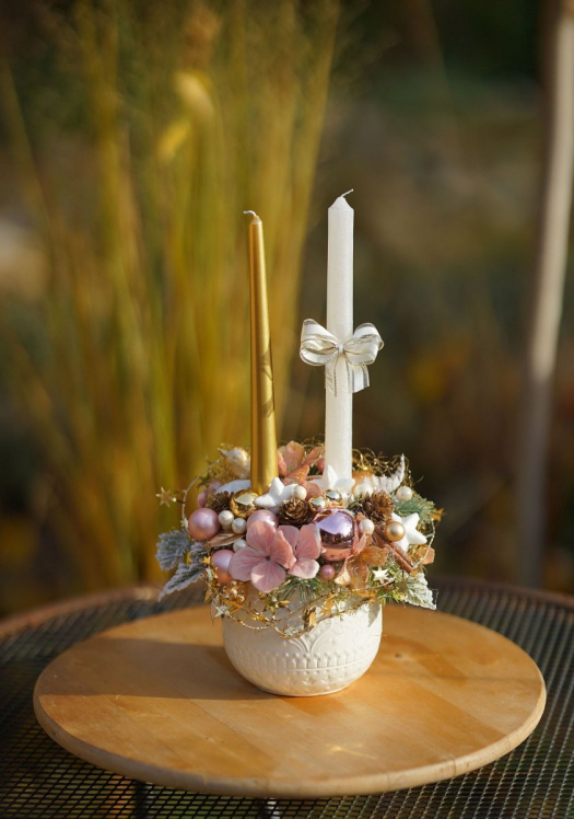 Vánoční svícen s kombinací svíček