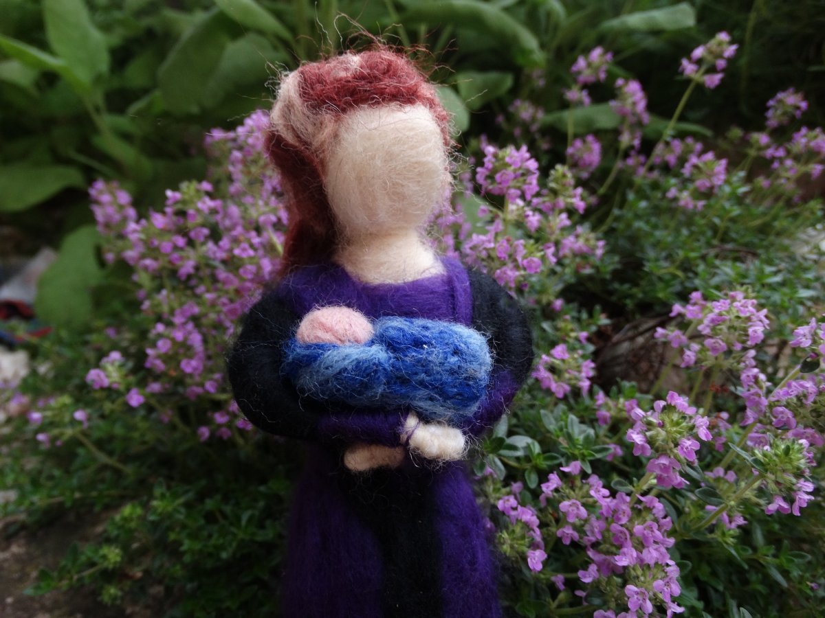 Maminka s miminkem v náručí