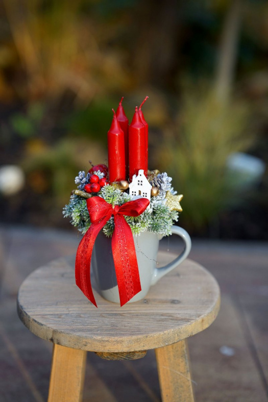 Adventní svícne v hrnečku