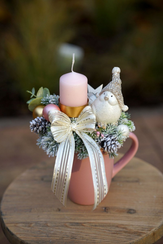 Vánoční svícínek v růžovém hrnečku