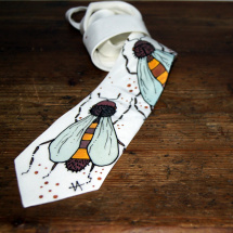 Malovaná kravata včelařská bílá
