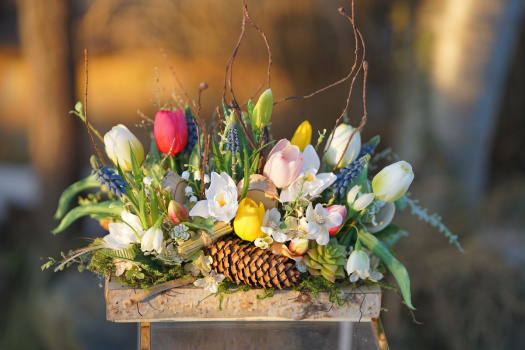 Pestrá jarní dekorace v truhlíčku