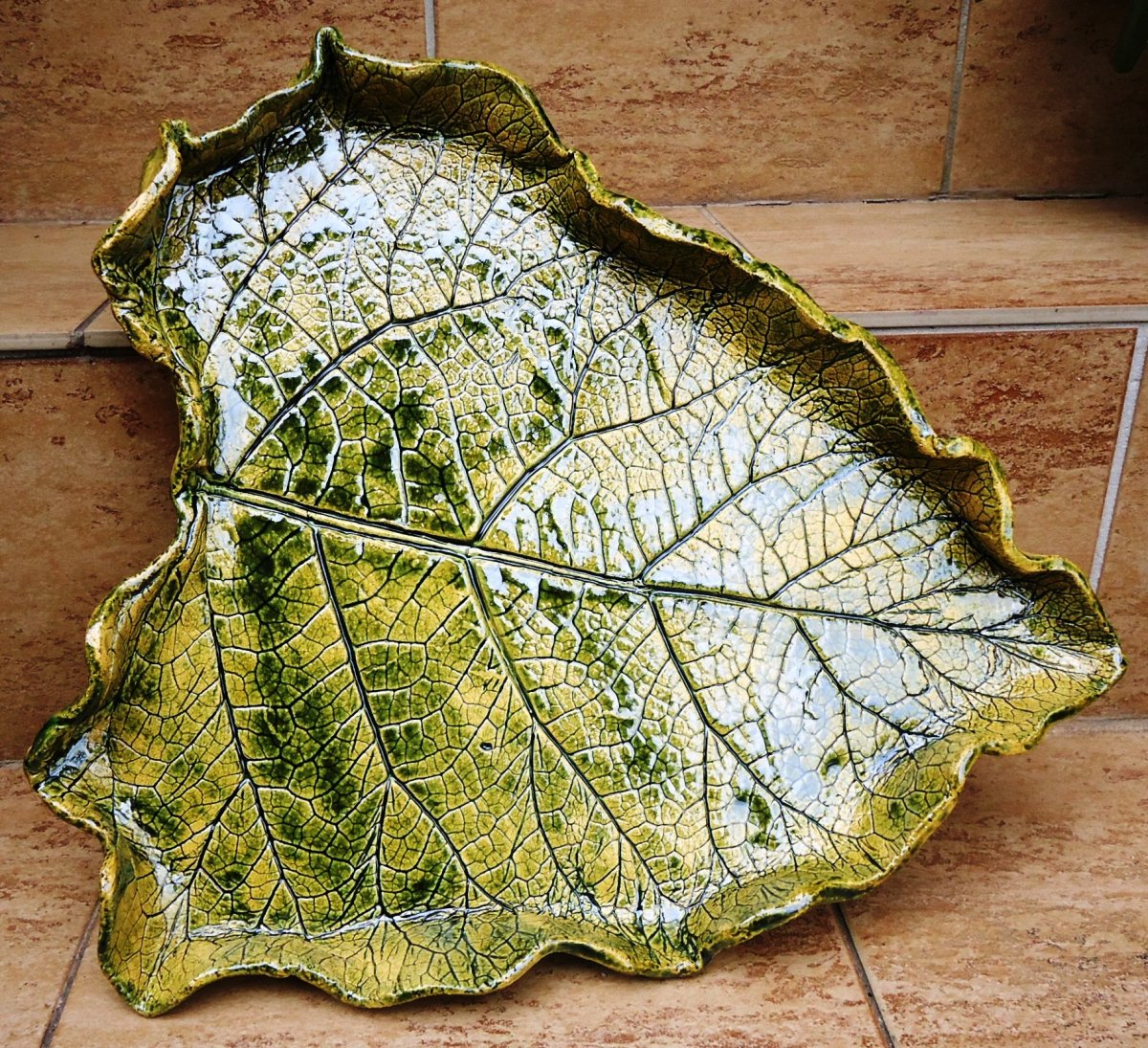 Keramický tác - list lopuchu