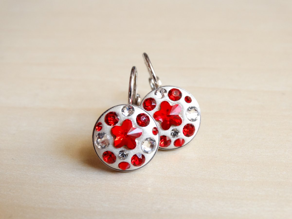 Malé červené náušnice s kytičkou 12mm