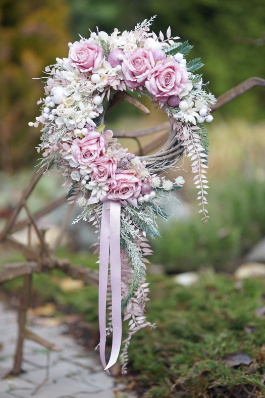 Vánoční věnec růžový s převisem