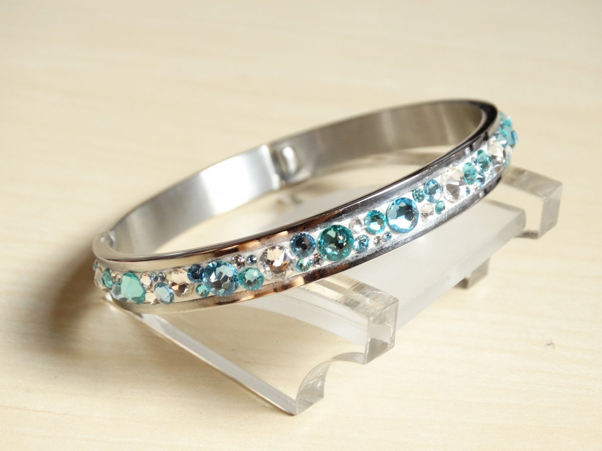 Tyrkysovo-modrý náramek z chirurgické oceli