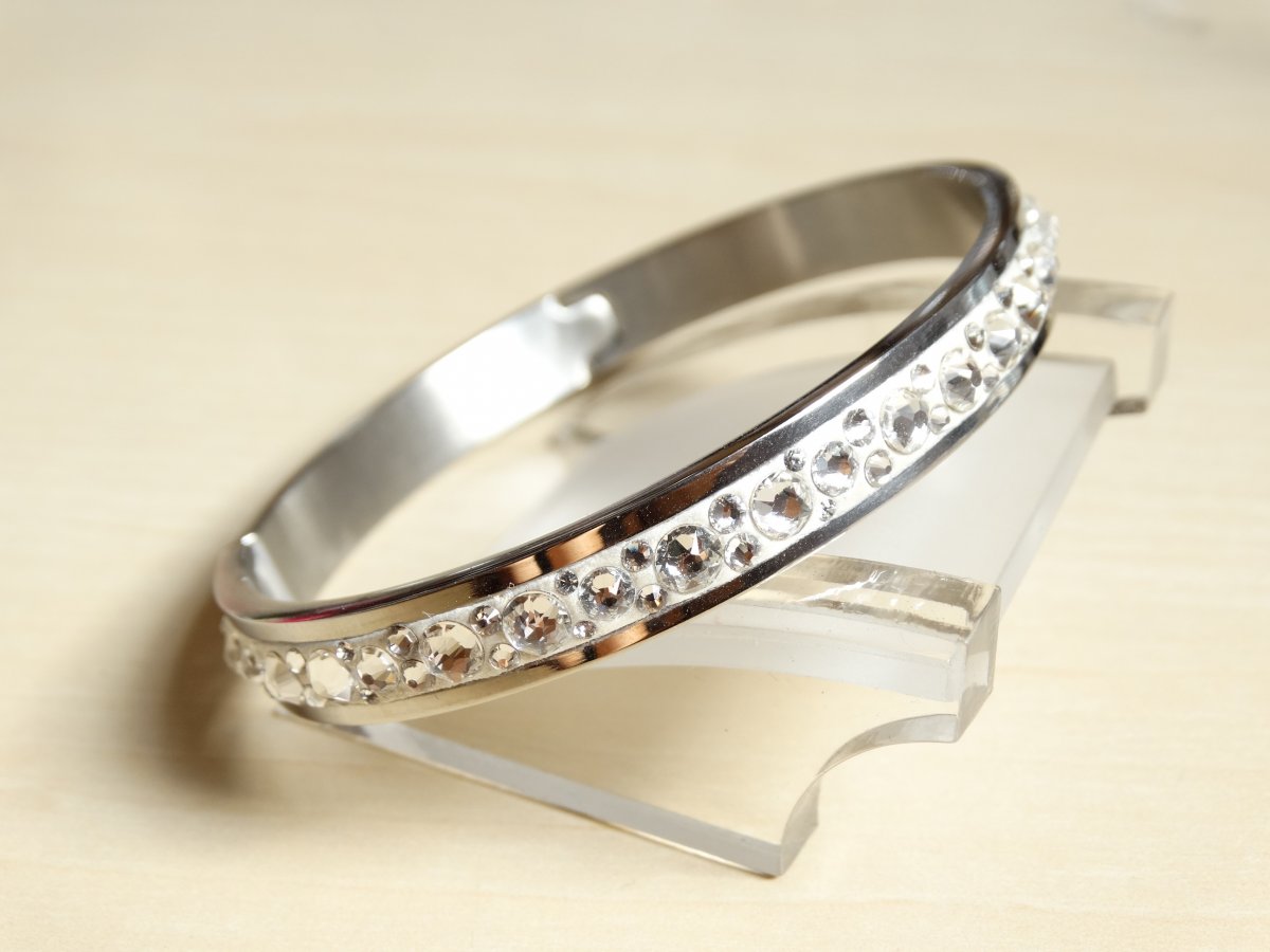 Bílý náramek z chirurgické oceli