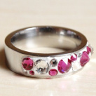 Větší růžovo-bílý prsten z chirurgické oceli