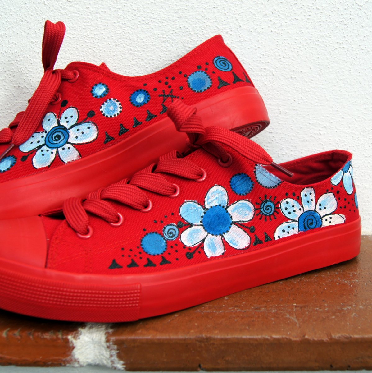 Malované tenisky červené květované vel. 39